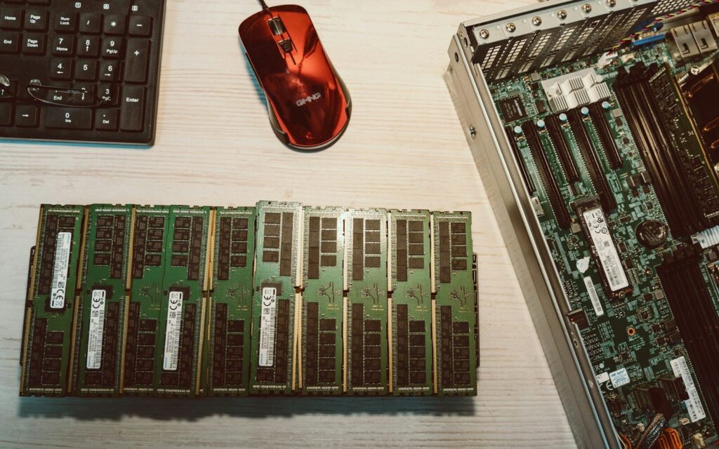Ram modules and computer components are displayed.